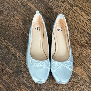 GAP Women’s Metallic Silver Ballet Flats with Bow